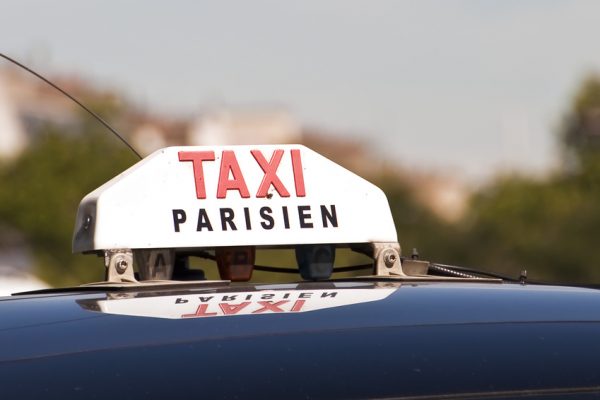 comment reconnaitre un taxi parisien